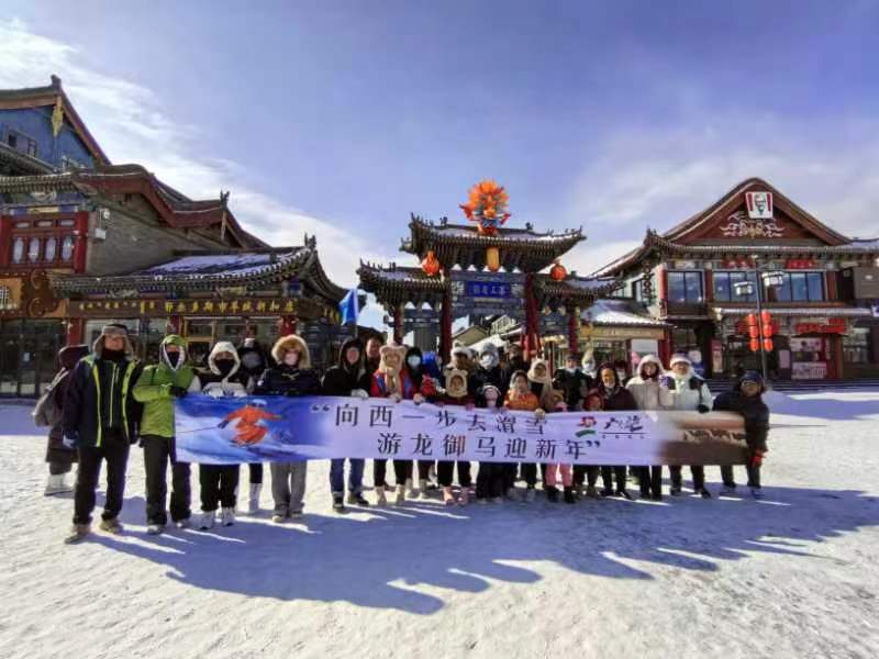 “向西一步去滑雪，游龙御马迎新年”内蒙古又迎来一波亲子团