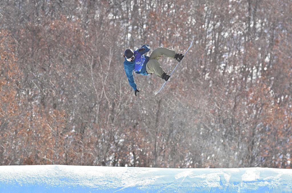 北京队选手杨京翰夺得“十四冬”单板滑雪青年组男子大跳台冠军