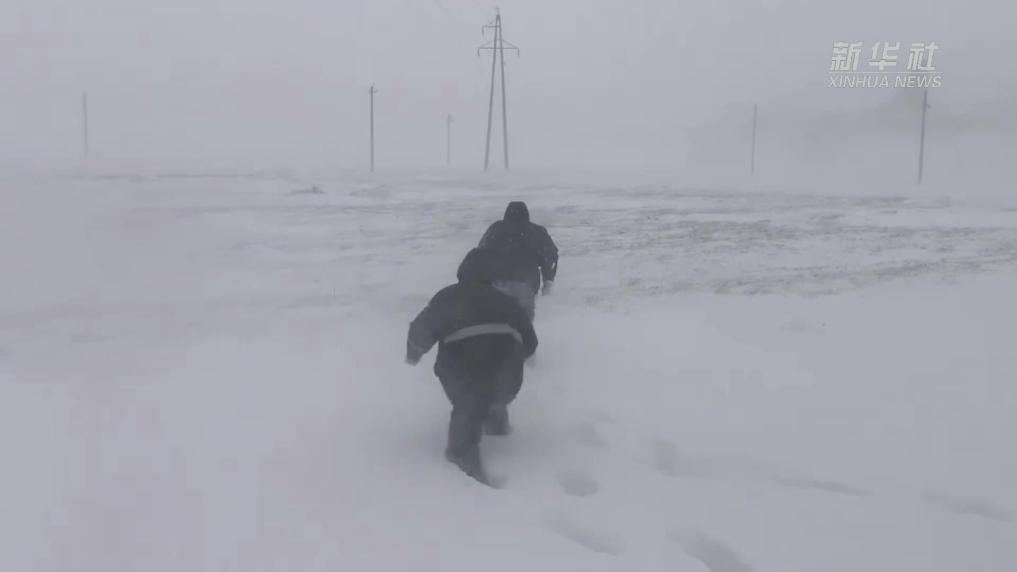 内蒙古：战风雪 保供电