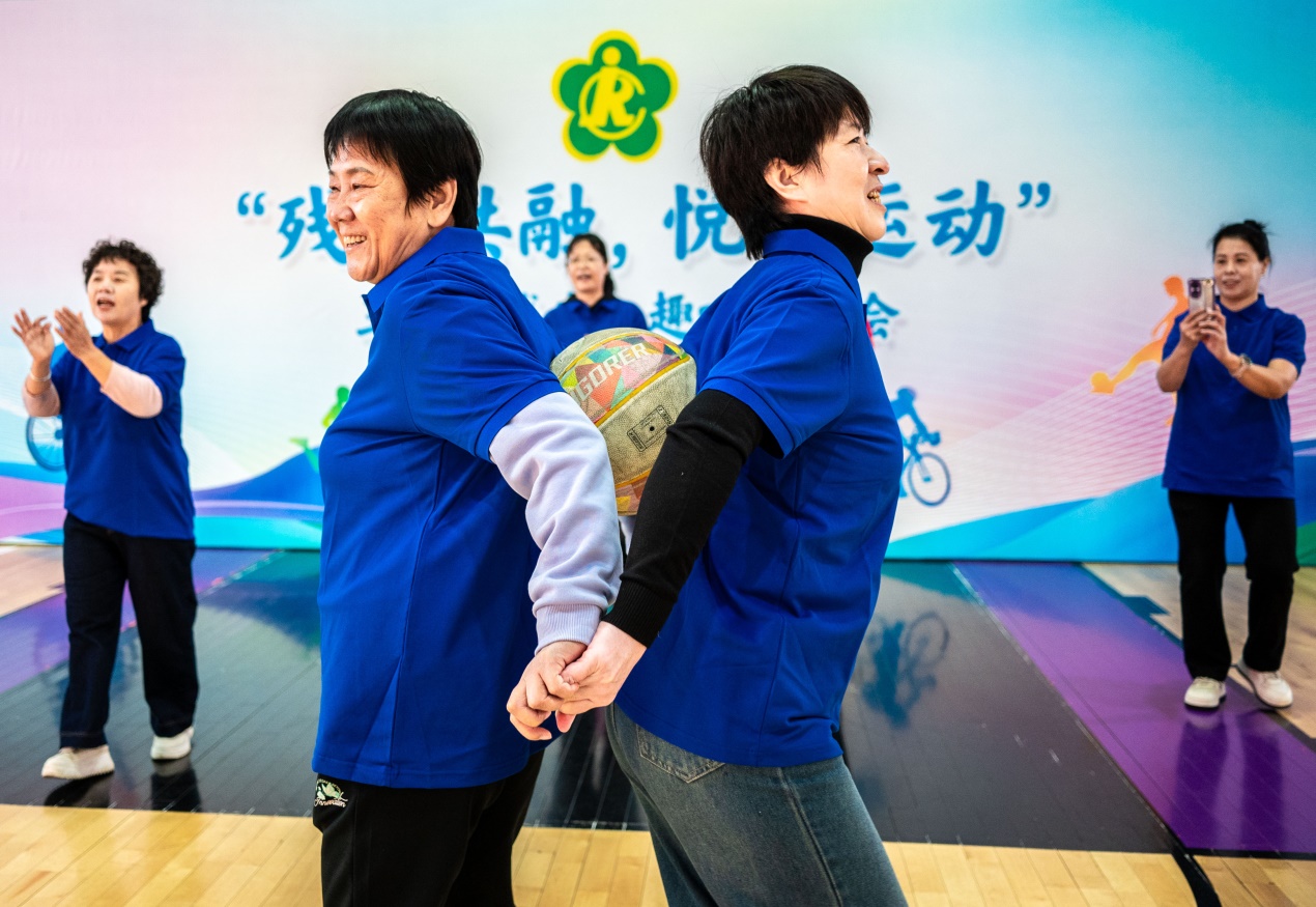 呼和浩特：残疾人趣味运动会乐翻天