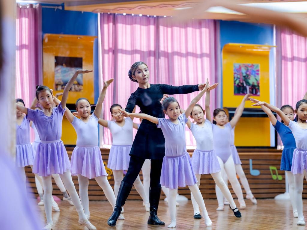 这支队伍在草原上火了68年！草原上的“嫩芽”为什么红？