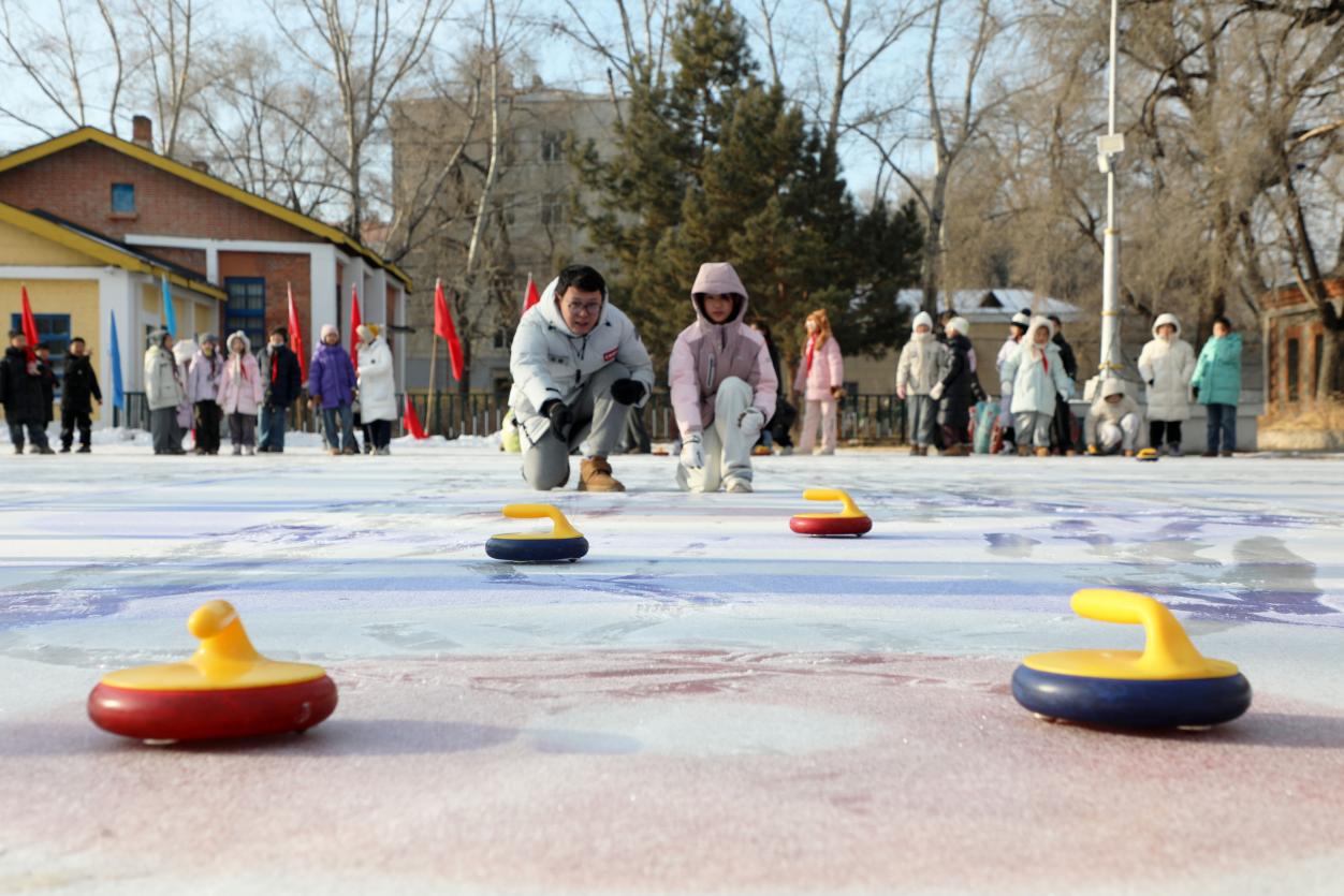 内蒙古扎兰屯：冰雪体育课 活力满校园