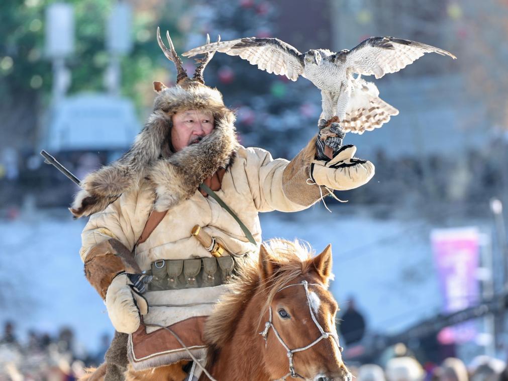 首次走进城市 第二十一届内蒙古自治区冰雪那达慕开幕