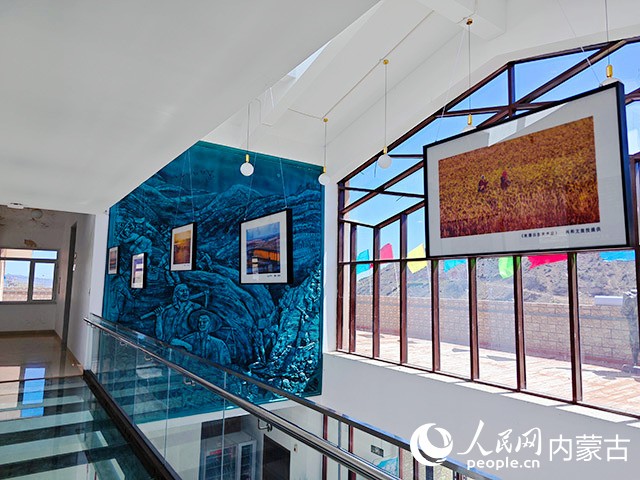 现场画展。实习生 张一丹摄