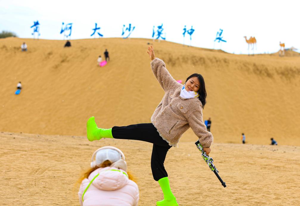 内蒙古准格尔旗：大漠美景引客来